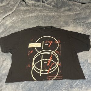 Twenty-One Pilots cropped band tee.